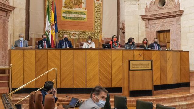 El Parlamento andaluz aprueba adaptar su Reglamento para castigar a los tránsfugas.