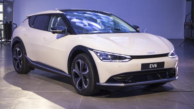 El Kia EV6 es un SUV grande y eléctrico que destaca por su diseño.