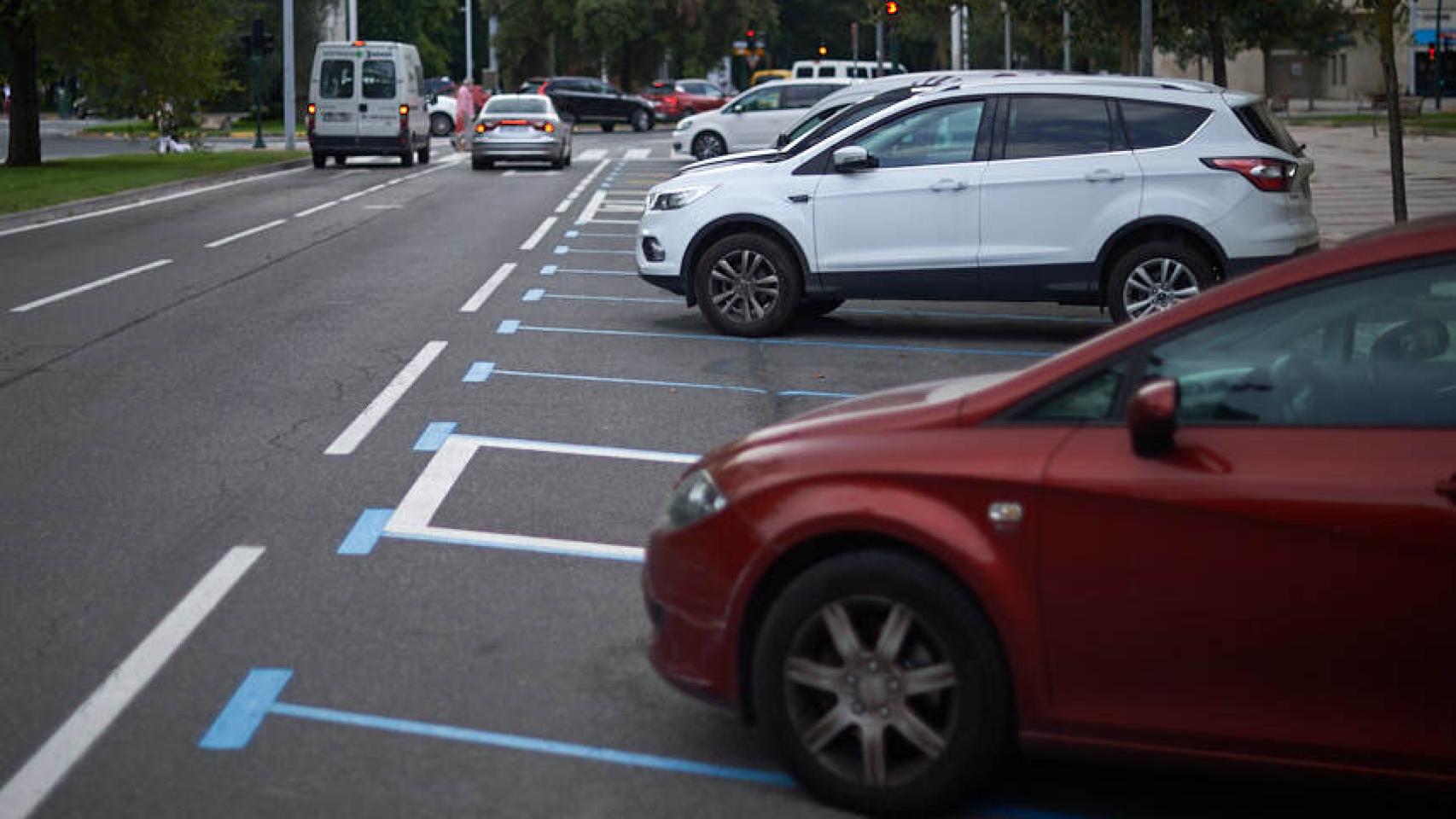 Varios coches aparcados en una zona azul de Pamplona.