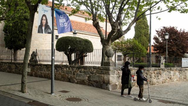 Carteles electorales de Isabel Díaz Ayuso en Galapagar.