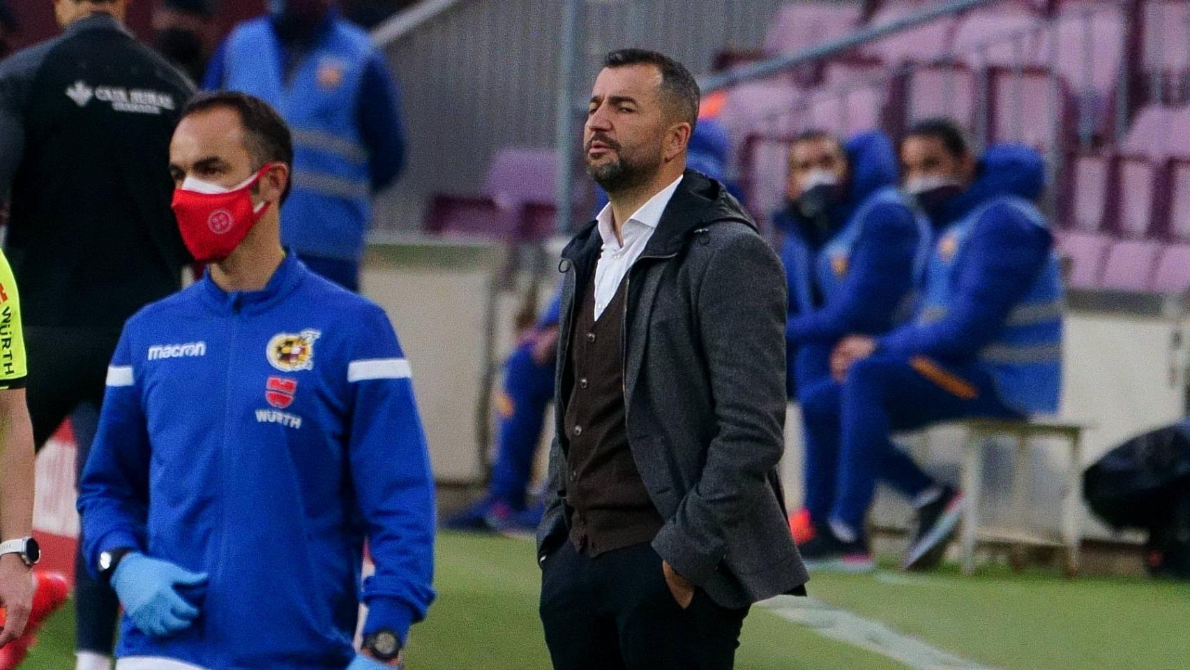 Diego Martínez, dando indicaciones al Granada en la banda