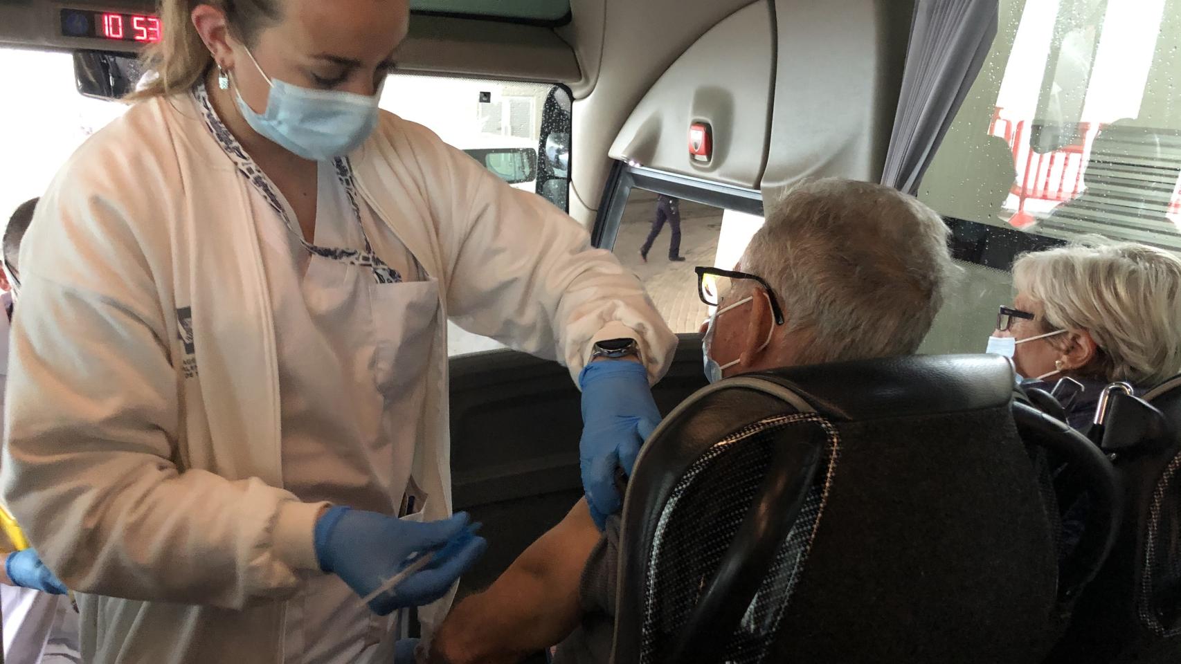 Personal sanitario ha estado vacunando en autobuses.