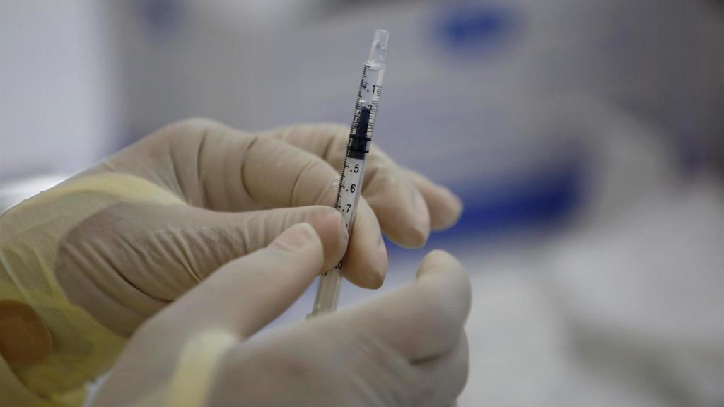 Personal médico prepara una vacuna Pfizer contra la Covid-19.