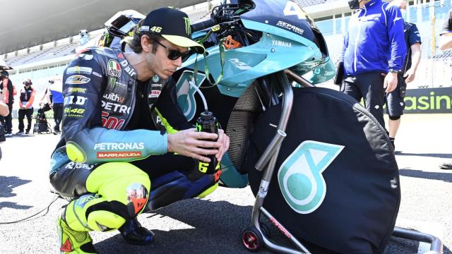 Valentino Rossi, junto a su Yamaha YZR-M1, en la parrilla de salida