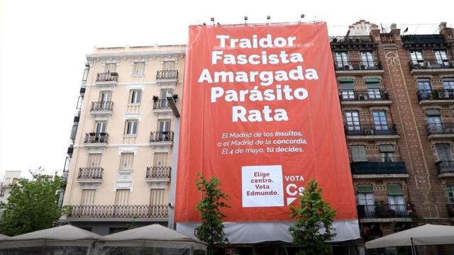 La lona desplegada por Ciudadanos en la plaza Felipe II de Madrid.
