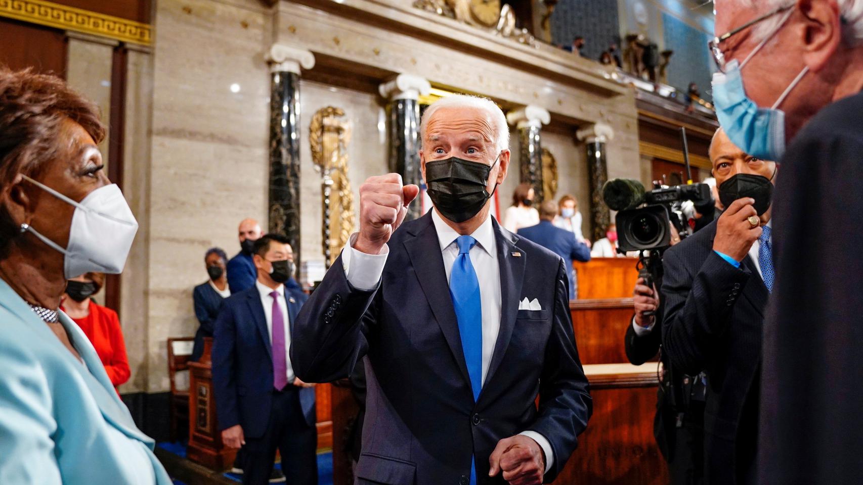 Biden junto a la congresista Maxine Waters y el senador Bernie Sanders.