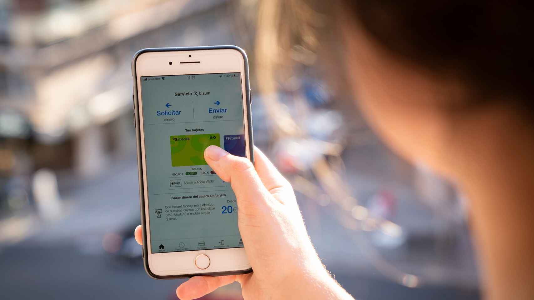 Una usuaria abre la aplicación Bizum en su teléfono.