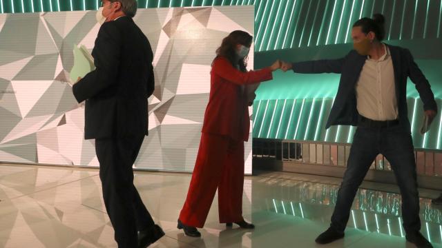 Mónica García y Pablo Iglesias se saludan después del debate de candidatos.