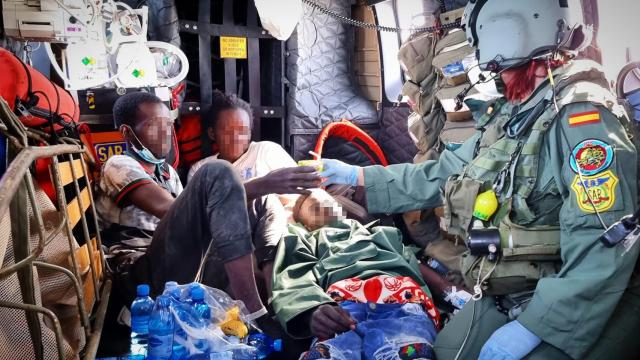 Los tres supervivientes del cayuco hallado por el Ejército del Aire.