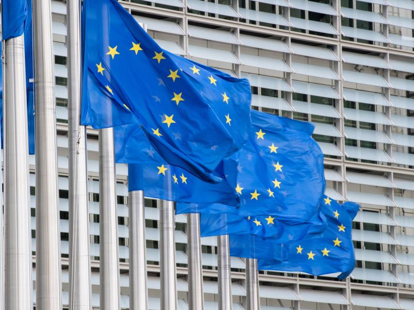 Banderas de la Unión Europea en la fachada de la Comisión Europea en Bruselas.