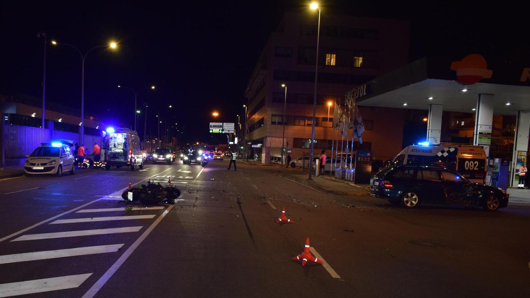 Accidente de circulación entre un turismo y una motocicleta en la Avenida de Beiramar.