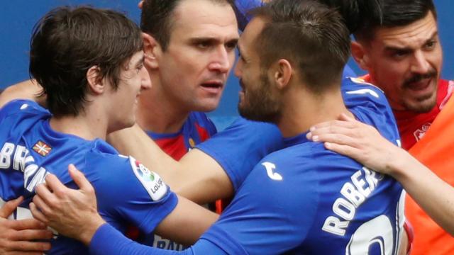Kike García celebra un gol con sus compañeros del Eibar