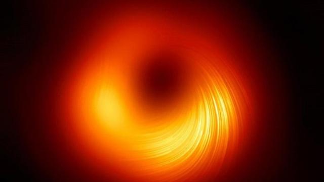 Campo magnético en la imagen del agujero negro supermasivo en la galaxia M87. Imagen: EHT