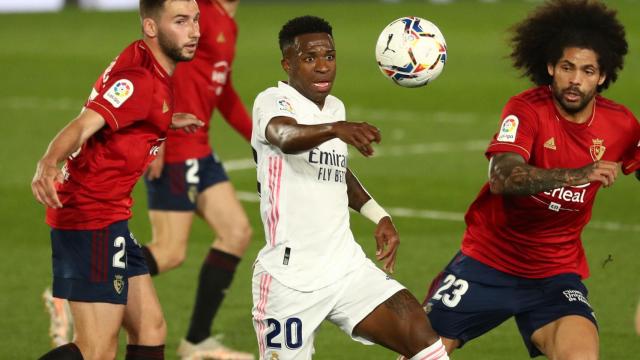 Vinicius controla un balón perseguido por tres jugadores de Osasuna