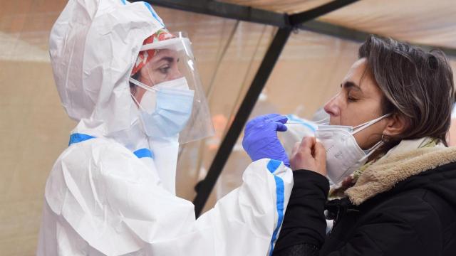 Una sanitaria realiza una PCR.