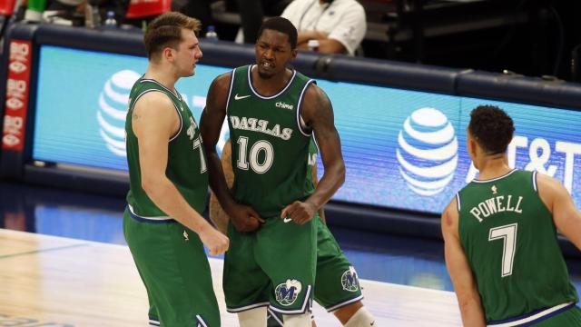 Luka Doncic celebra una canasta junto a sus compañeros de los Dallas Mavericks
