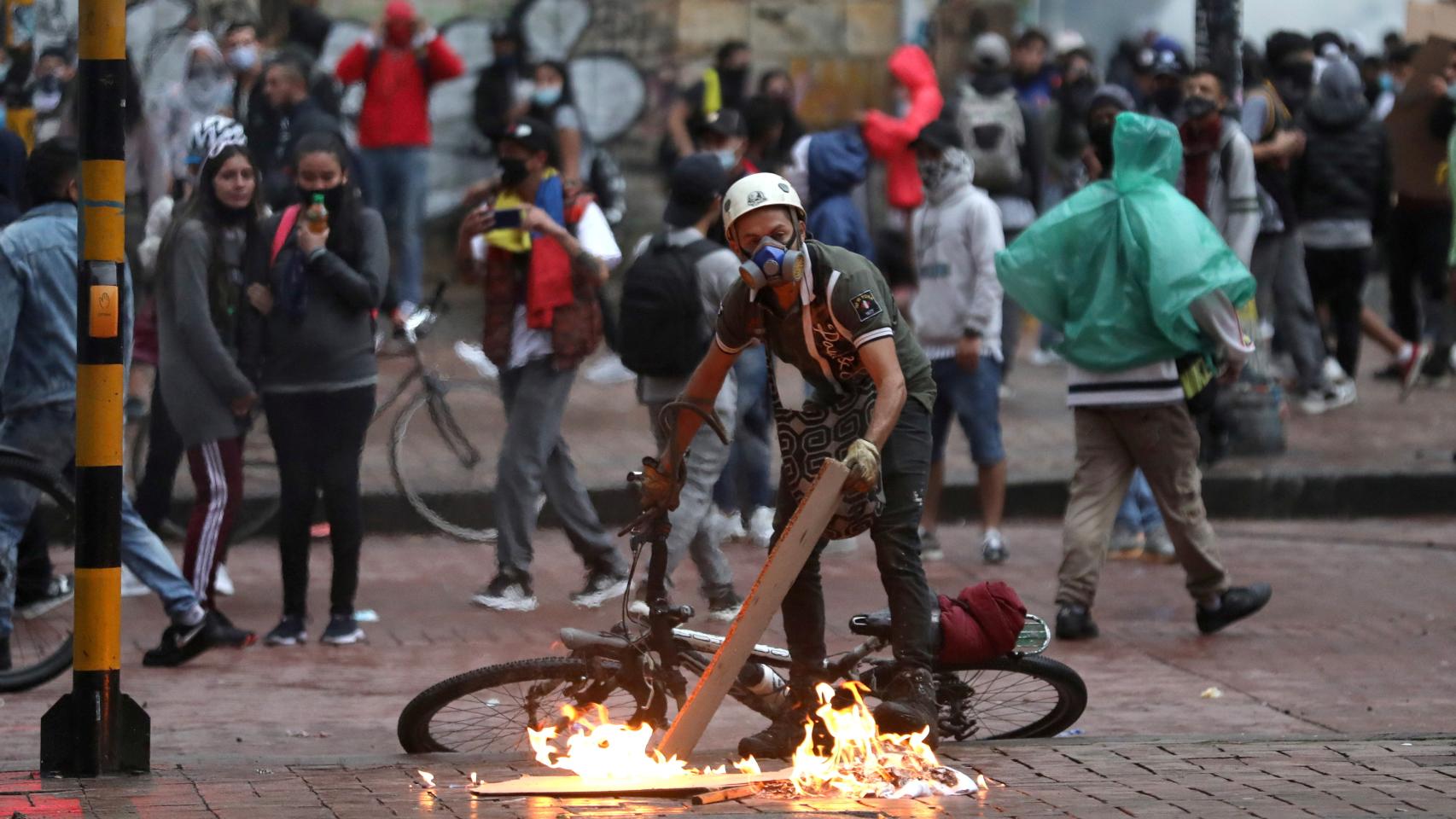 Protestas en Bogotá contra la reforma fiscal que pretende impulsar Iván Duque.