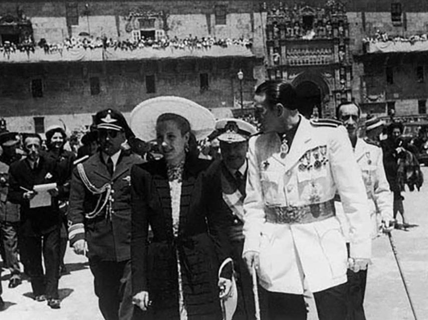 Eva Duarte y Juan Domingo Perón en la Praza do Obradoiro en 1947.