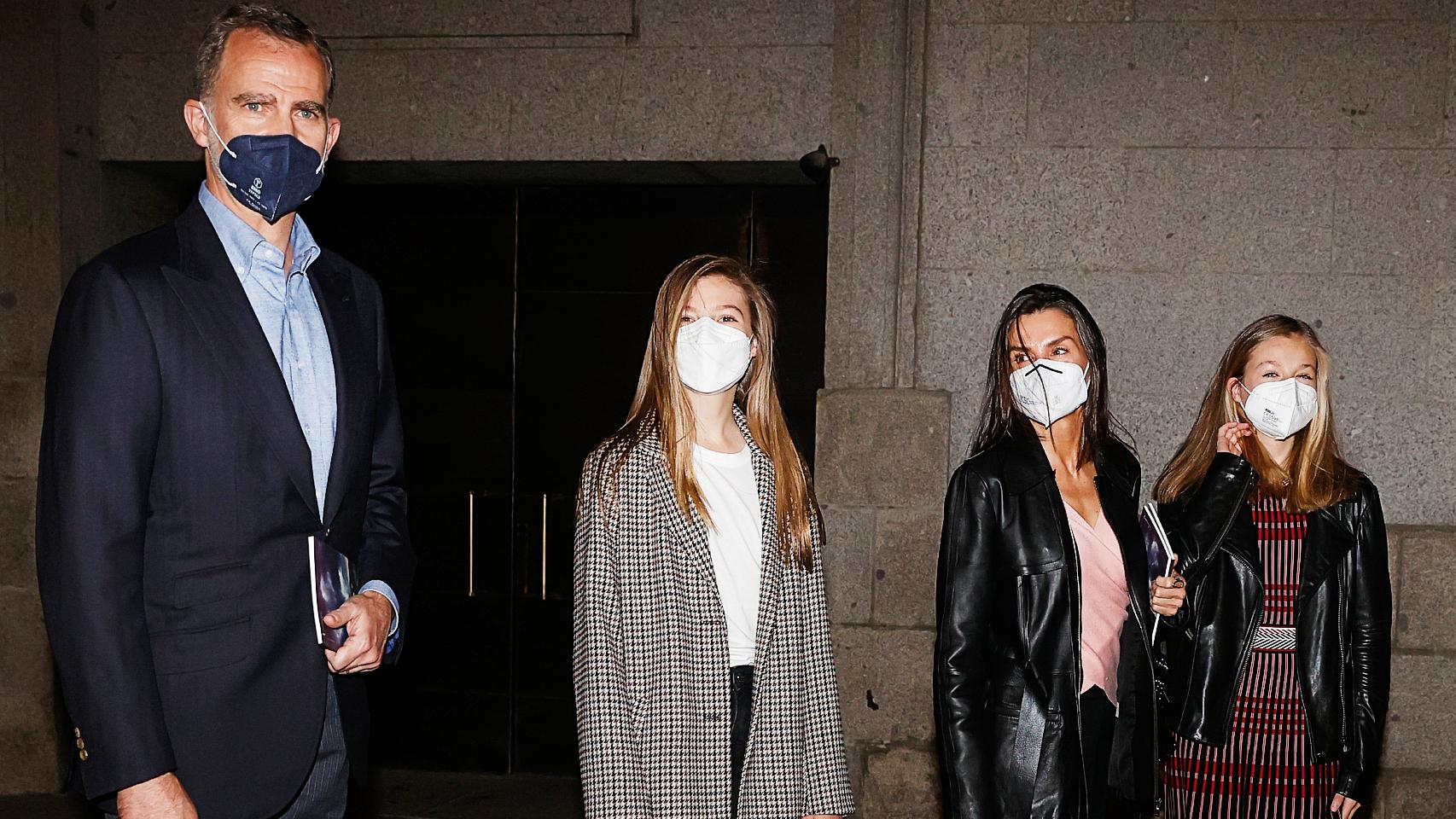 Felipe VI, Letizia y sus hijas, la princesa Leonor y la infanta Sofía, este domingo por la noche en el Teatro Real.