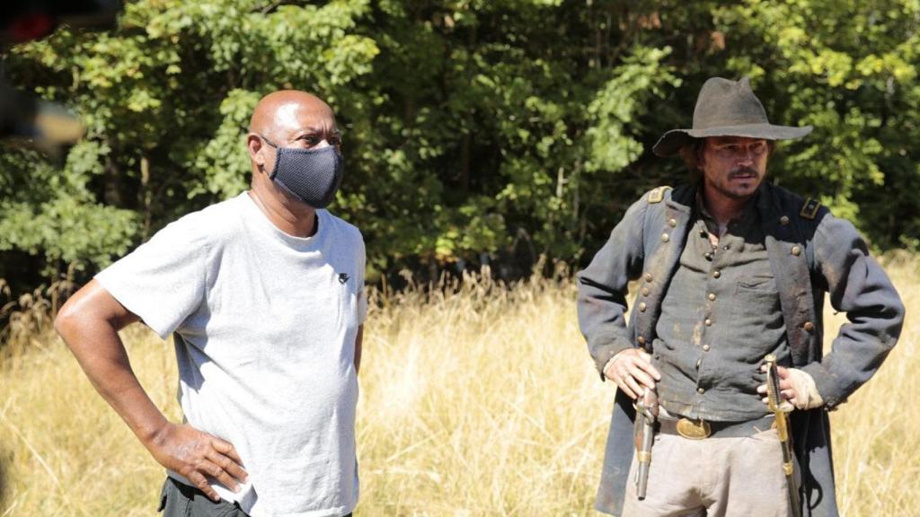 Raoul Peck junto a Josh Harnett en el rodaje de 'Exterminad a todos los salvajes'.