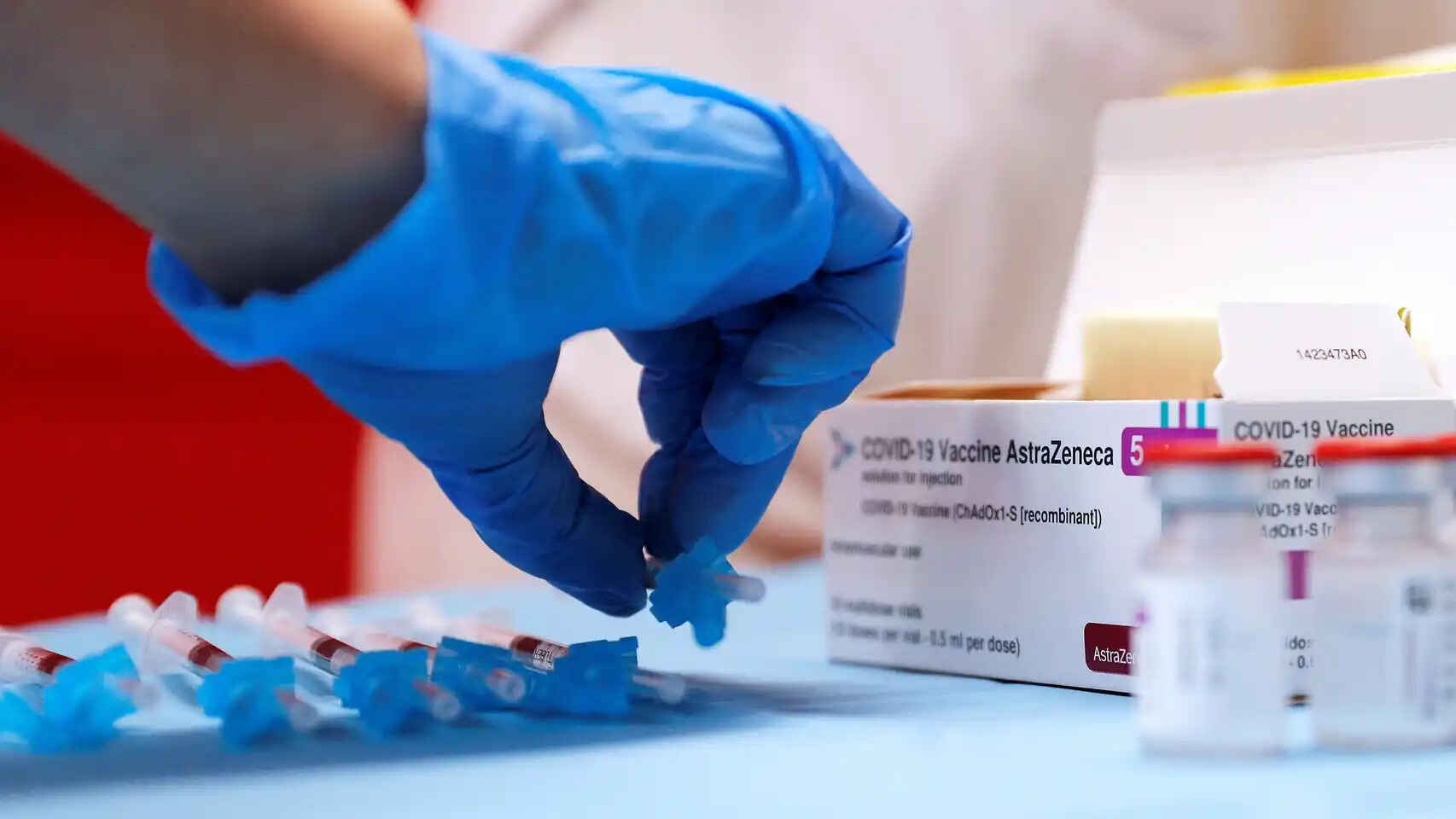 Un sanitario prepara una vacuna de AstraZeneca.