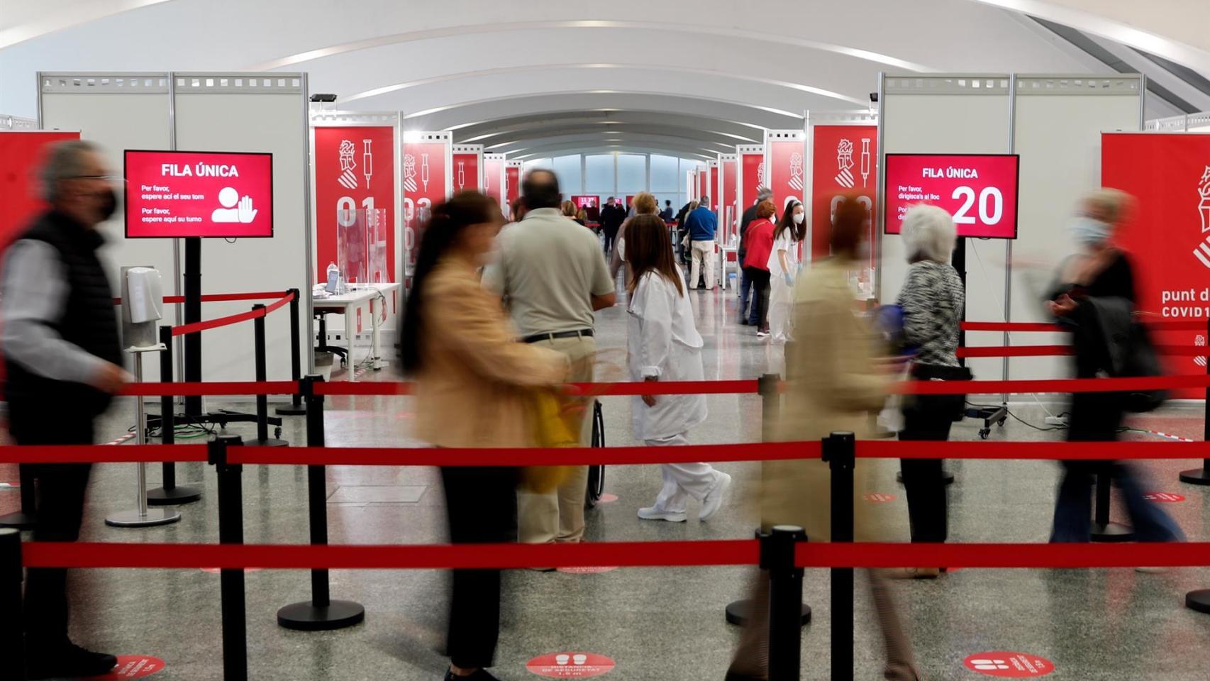 Colas de vacunación en la Ciudad de las Artes y las Ciencias.