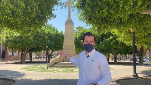 Claudio Guilabert, ante la cruz del Paseo de Germanías que se pretende eliminar con la reforma de la plaza.