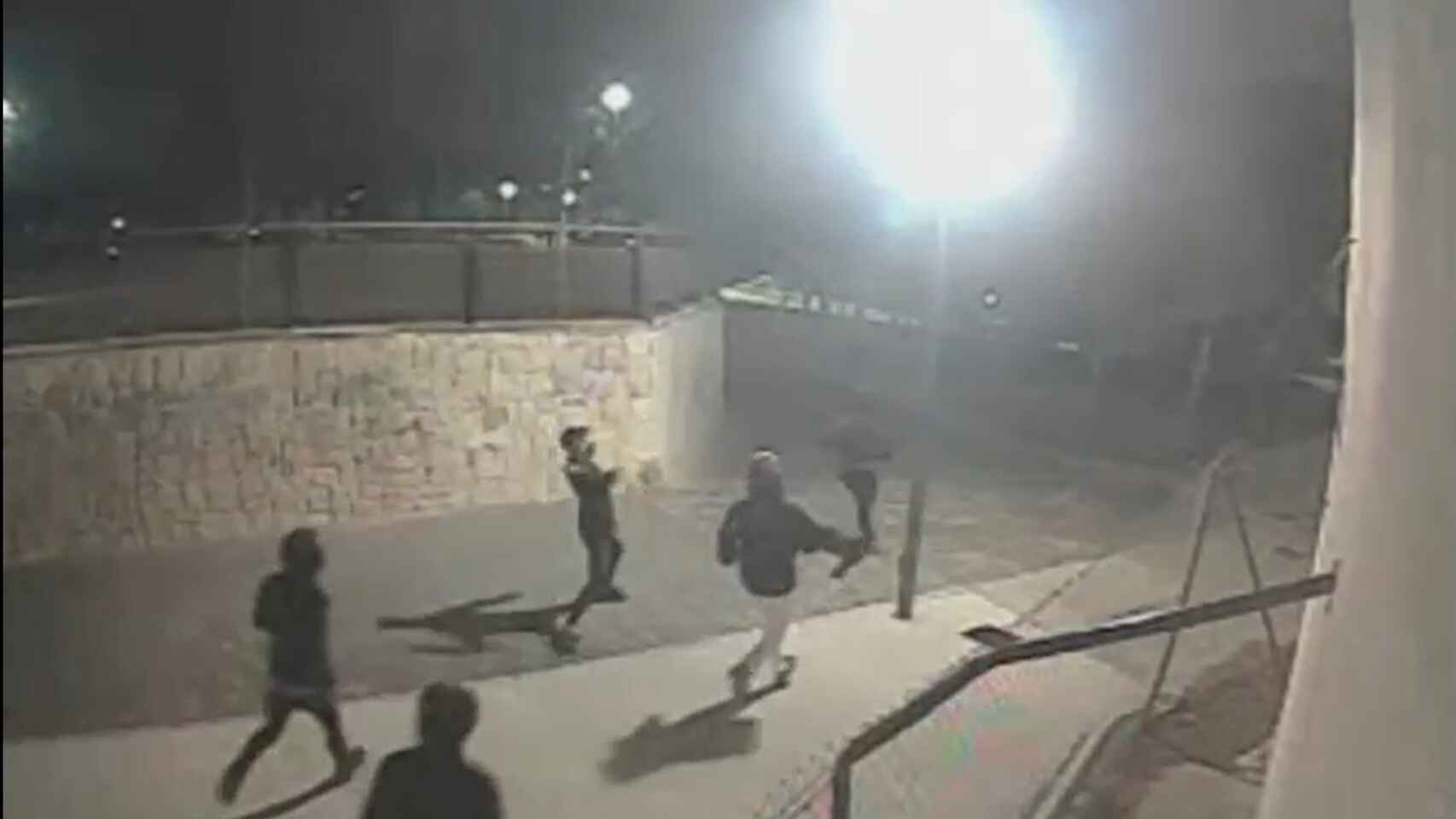 Momento en que los jóvenes persiguen a pedradas a las víctimas de la agresión en el Tossal.
