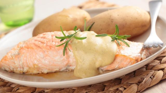 Salmón con salsa de mostaza, receta para combatir el colesterol y el insomnio