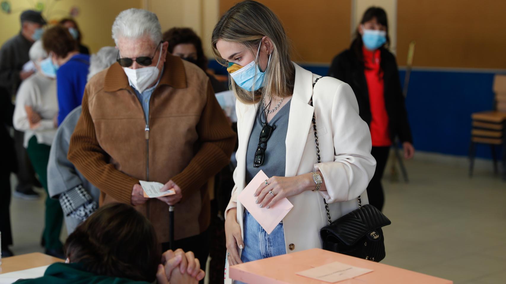 famosos votando