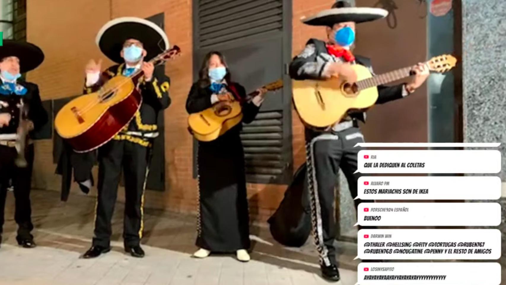 El grupo se ha presentado a las puertas del edificio de Unidas Podemos.