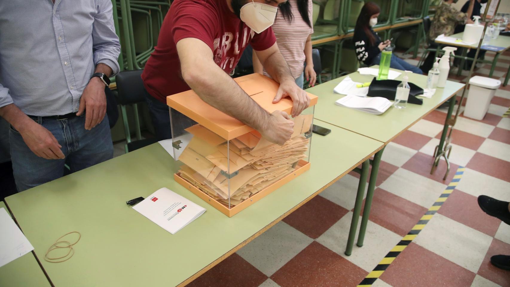 Apoderados de los distintos partidos controlan el recuento y voto por correo este martes.