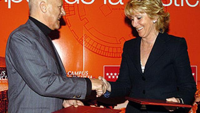 Foster y Aguirre en el acto celebrado en Madrid el 17 de abril de 2006./