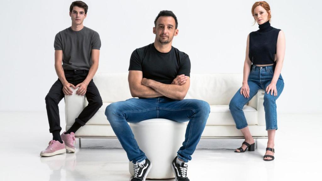 Álvaro Mel, junto a su director  (Alejandro Amenábar) y su compañera de reparto (Ana Polvorosa) en 'La fortuna'.