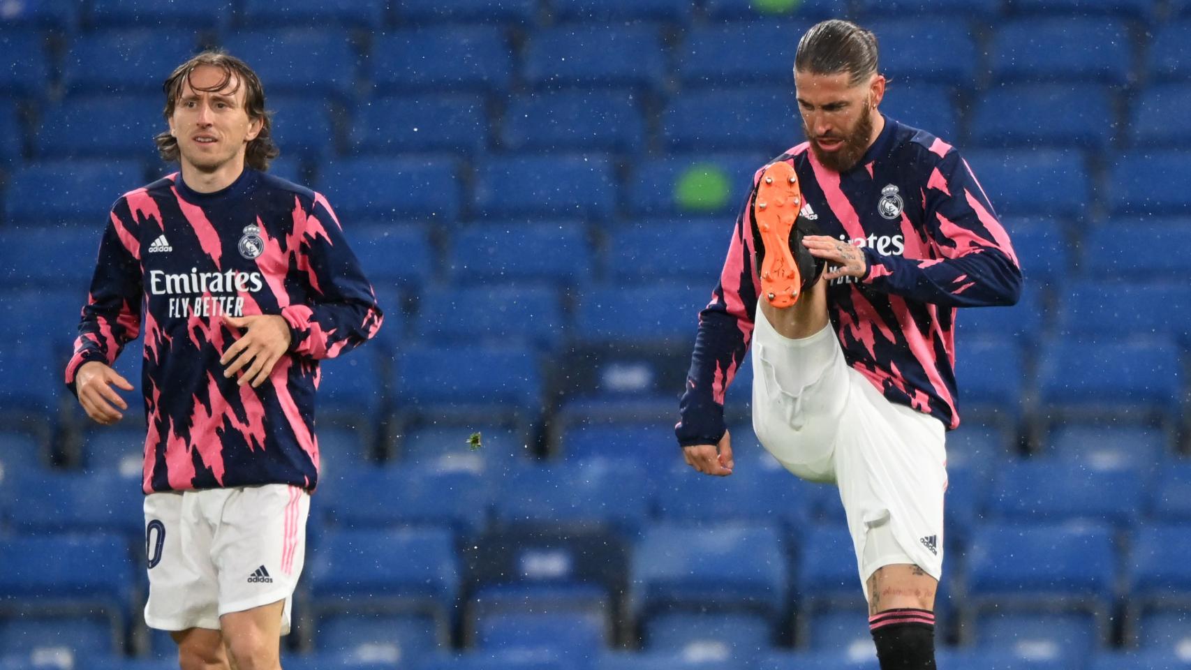 Luca Modric y Sergio Ramos calentando en Stamford Bridge.