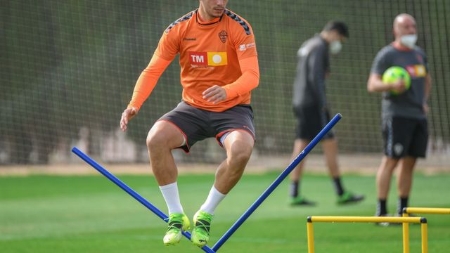 El jugador del equipo ilicitano ha jugado 29 partidos de 34, y es el tercer futbolista que más minutos acumula en el campo
