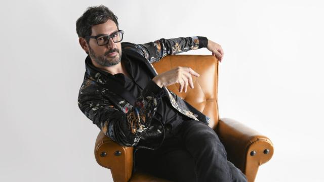 Eugeni Alemany bromea diciendo que se estrena como primera vedet en el Teatro Principal de Alicante.