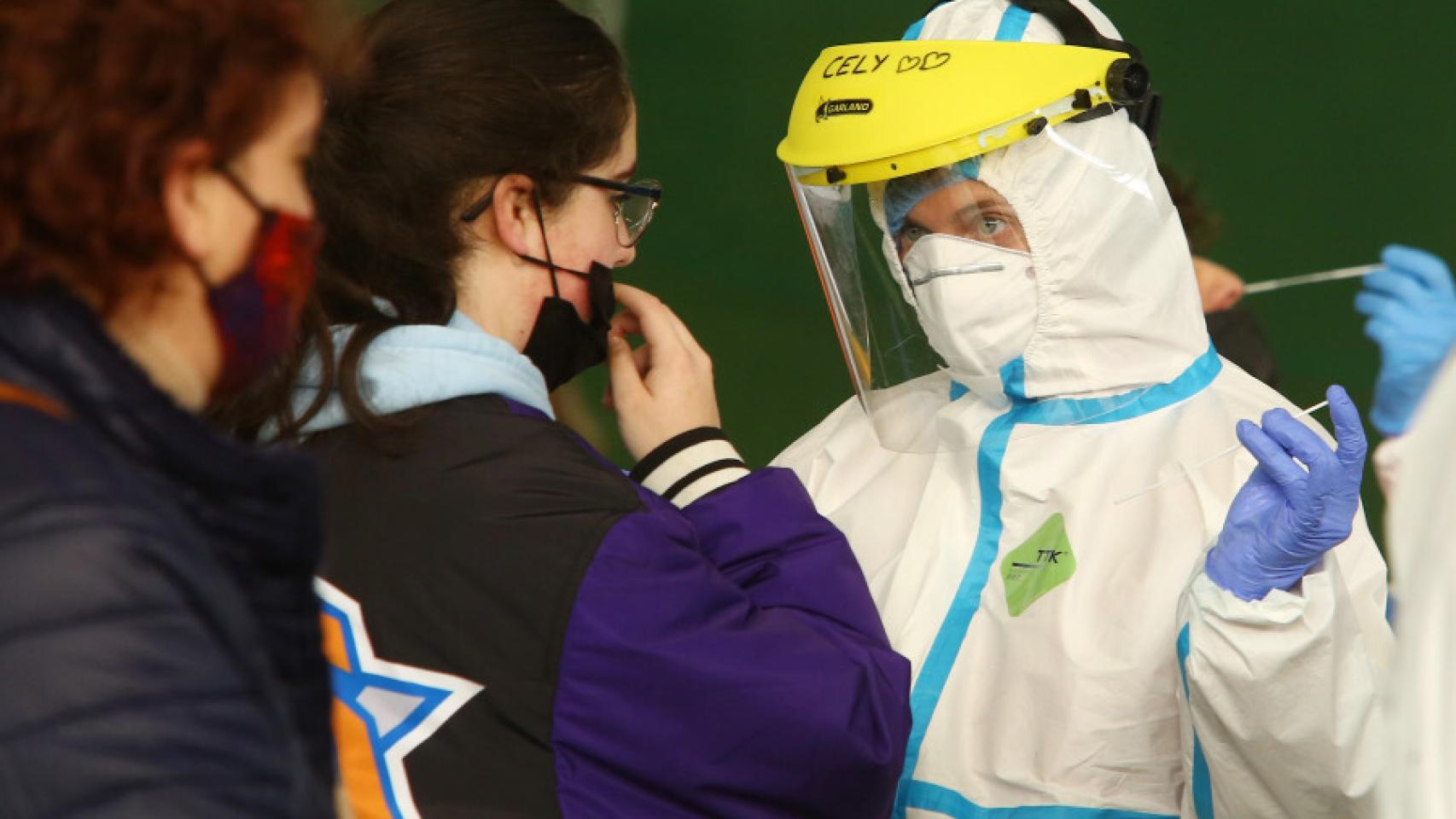 Unas jóvenes se hacen tests contra la Covid-19.