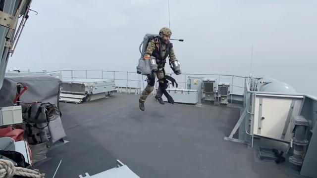 El Jet Suit despegando