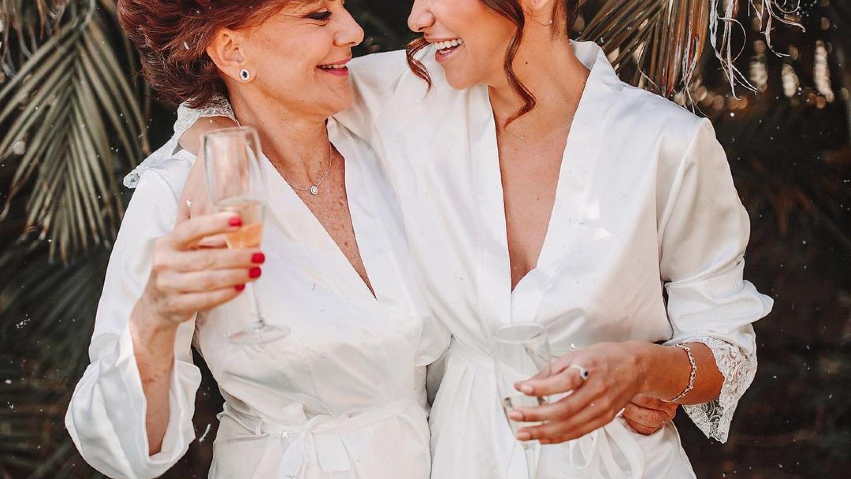Carla, junto a su madre, Rosa Barber, en una imagen de sus redes sociales.