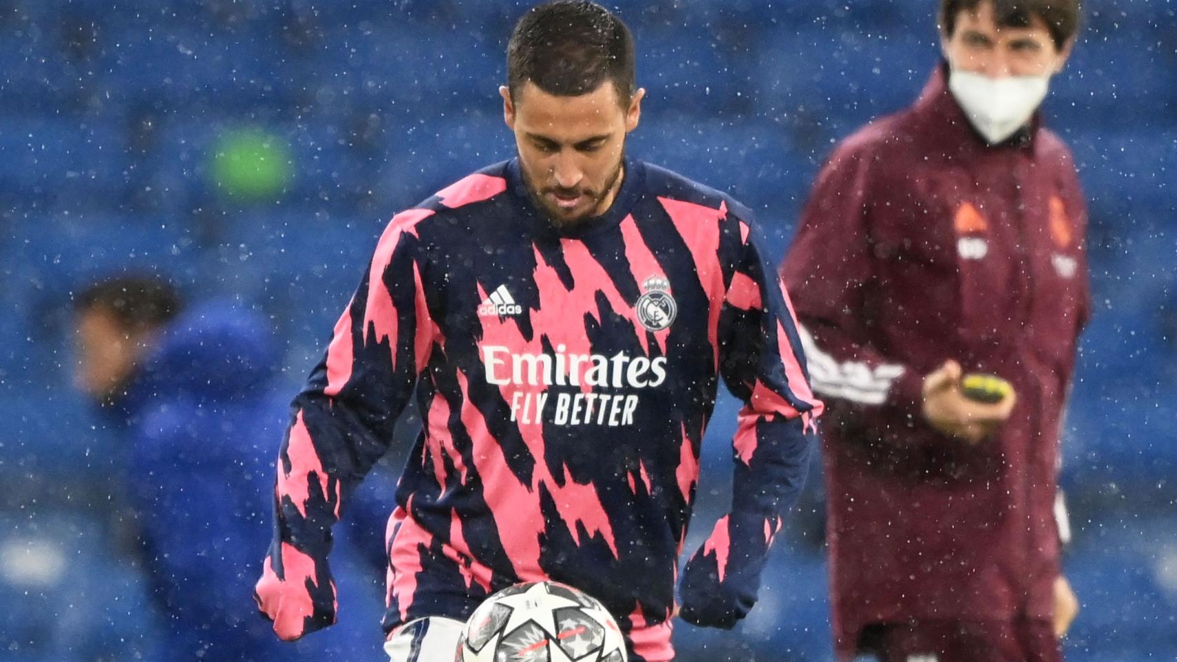 Eden Hazard juega con el balón