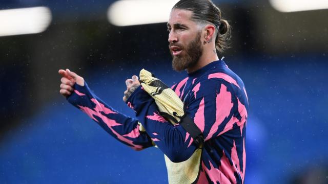 Sergio Ramos, poniéndose el peto