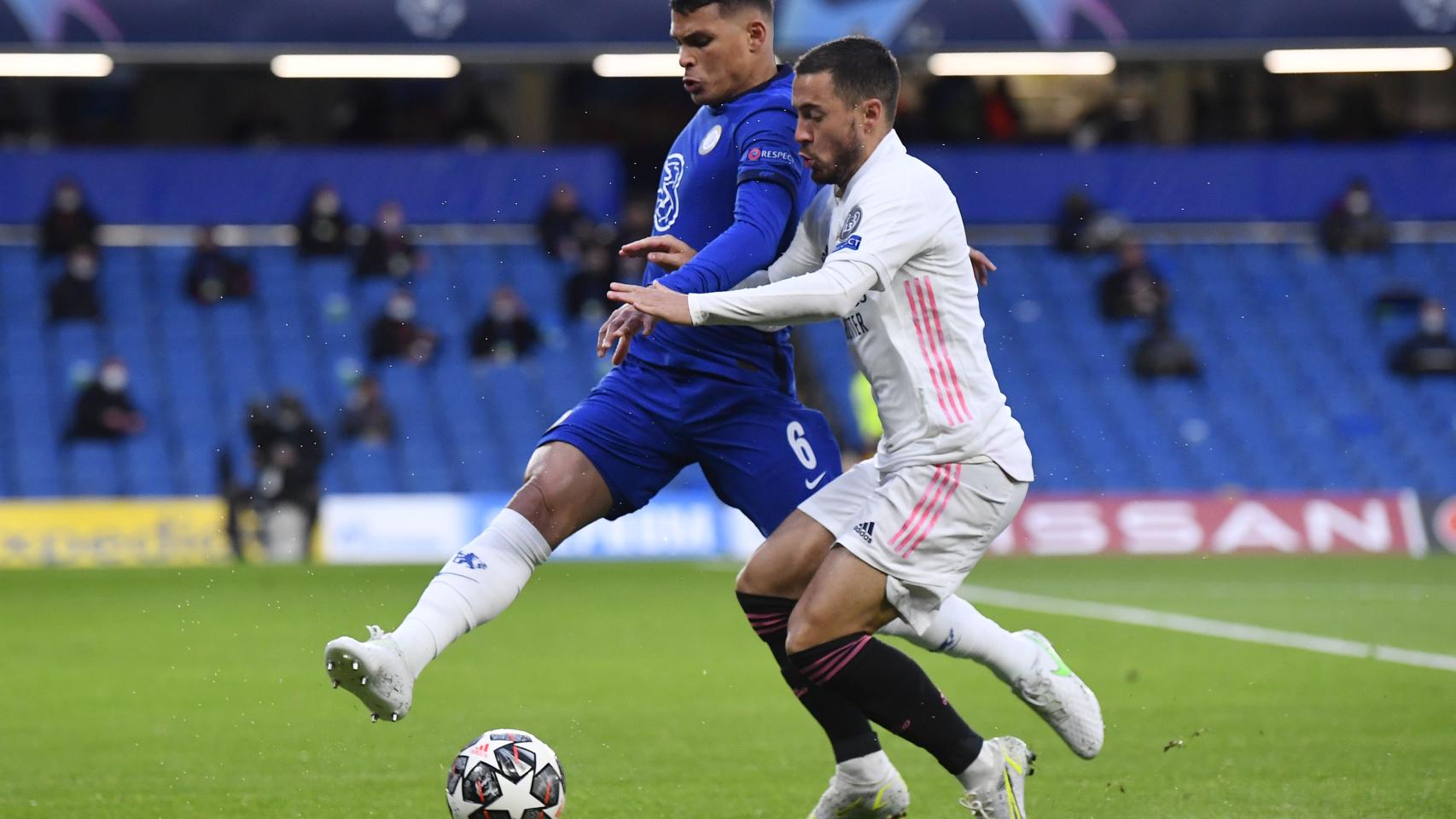 Eden Hazard, presionado por Thiago Silva