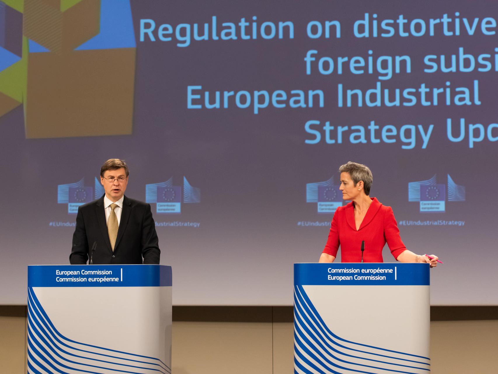 Valdis Dombrovskis y Margrethe Vestager, durante su rueda de prensa de este miércoles