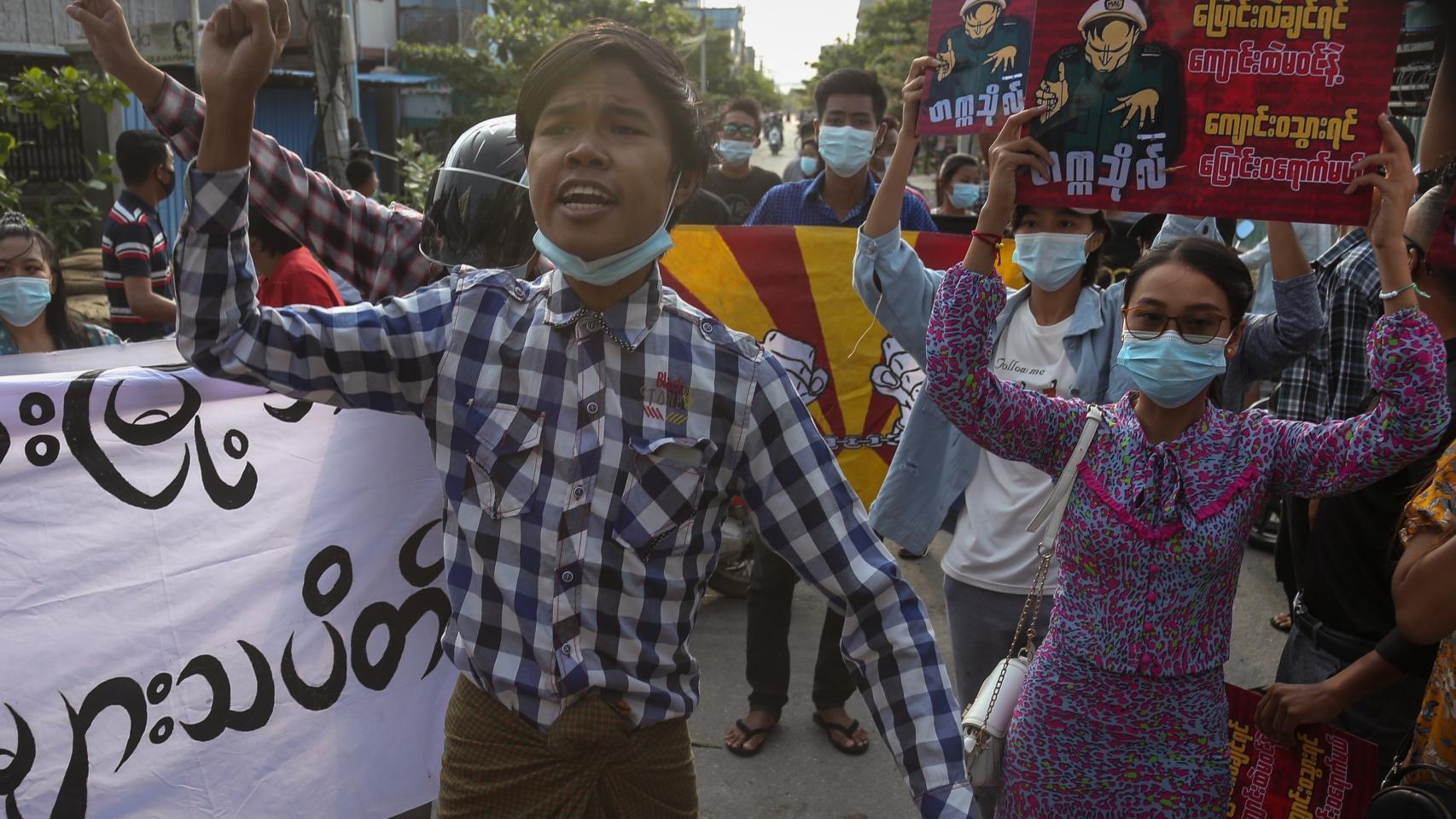 Cientos de manifestantes marchan durante una protesta antimilitarista en Mandalay, en Myanmar
