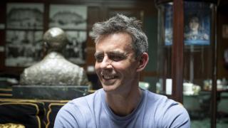 El presentador Alonso Caparrós acaba de publicar 'Un trozo de cielo azul'.