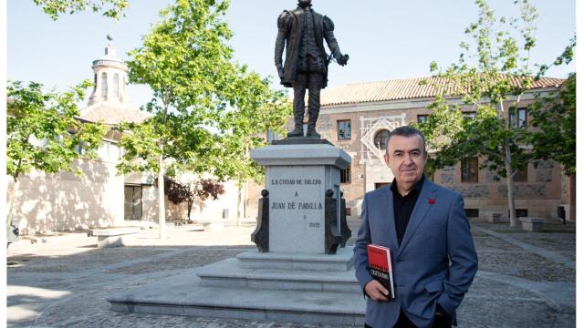 Lorenzo Silva frente a la estatua de Juan de Padilla en Toledo.