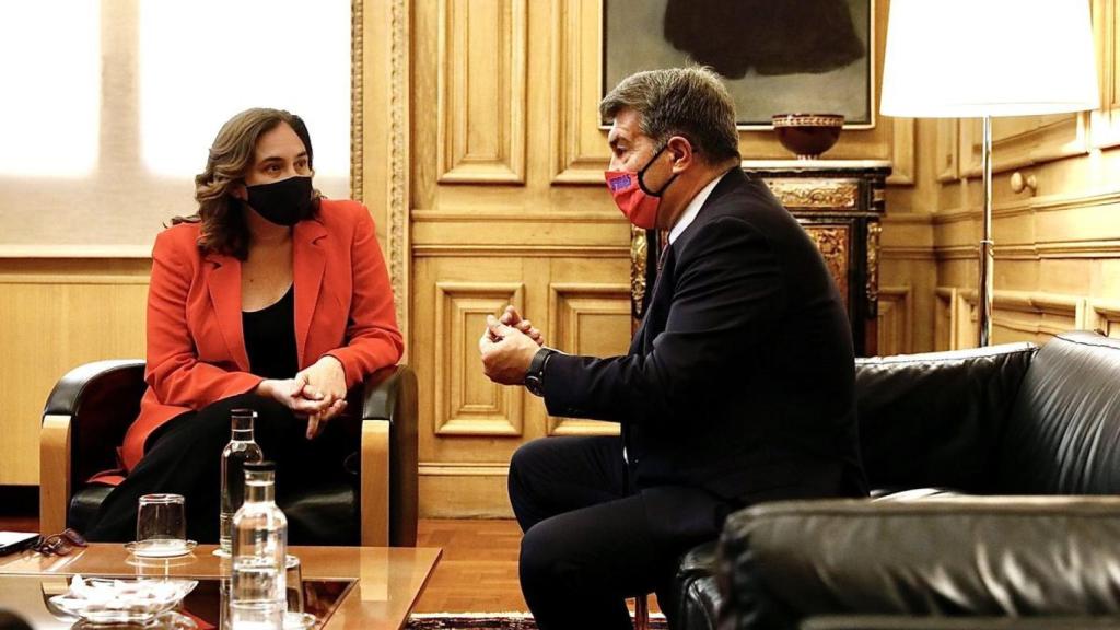 Ada Colau, alcaldesa de Barcelona, con Joan Laporta, presidente del FC Barcelona