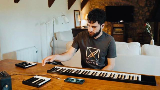 El emprendedor Josep Bergadà probando su piano de bolsillo.