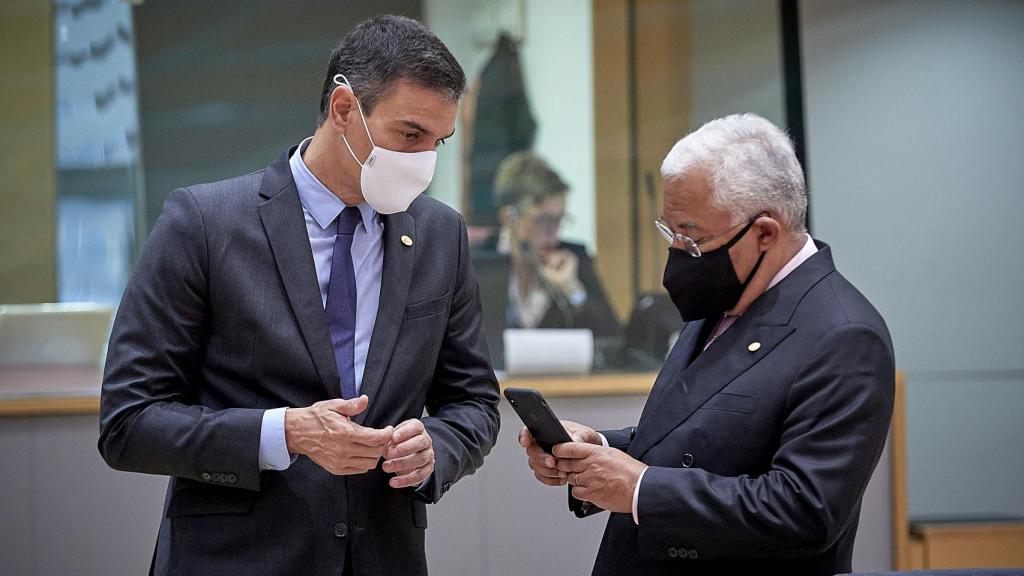 Pedro Sánchez conversa con António Costa, primer ministro de Portugal, durante el Consejo Europeo.